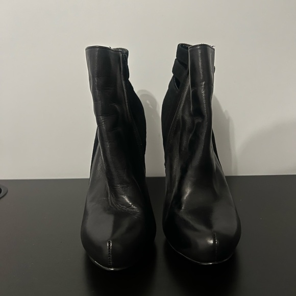 Guess women’s leather button heel booties - Picture 5 of 8
